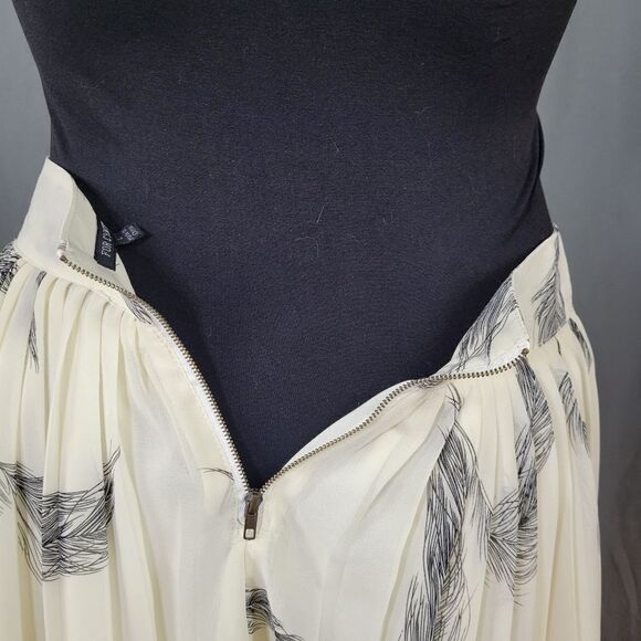 For Cynthia Creme Colored Lined Feather Print Half Zip‎ Short Skirt Size L - Picture 9 of 9